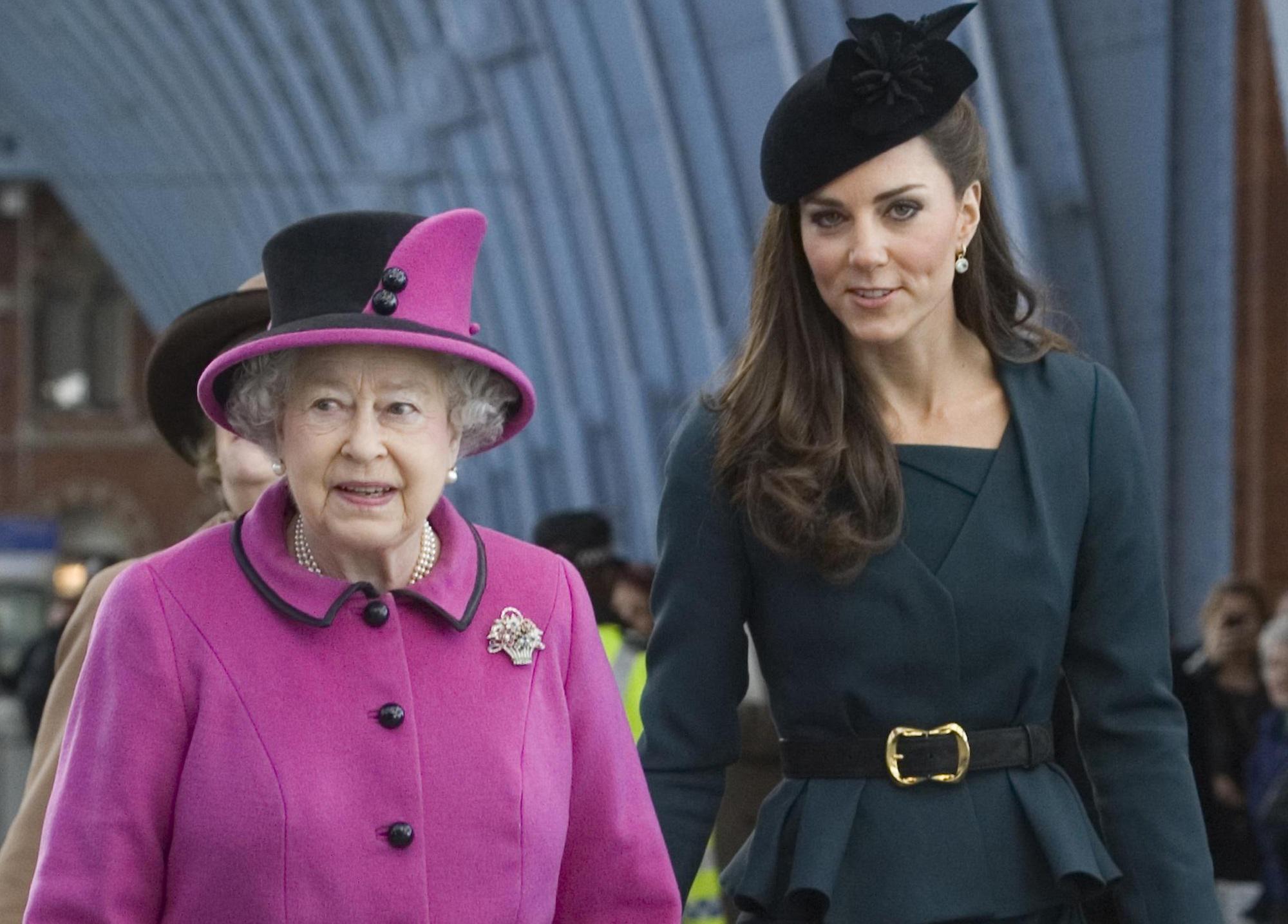 Kate dalla regina Elisabetta 'solo dopo l'anello di fidanzamento': declinò invito storico