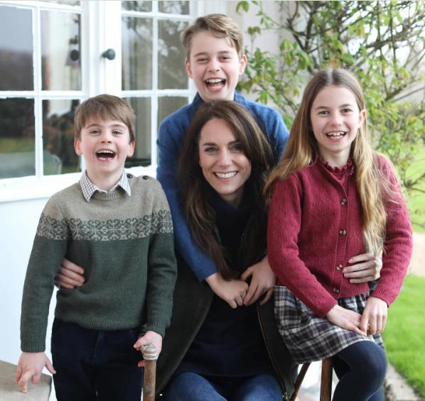 Kate è tornata, foto con i figli e un grazie a due mesi dall'operazione