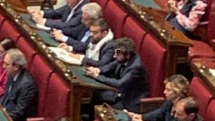 Kefiah e fantasmi in Aula alla Camera, Meloni non raccoglie e solo alla fine 'sbotta' con Schlein
