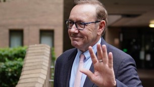 Kevin Spacey e le accuse di violenza: "Mi risvegliai mentre faceva sesso orale su di me"