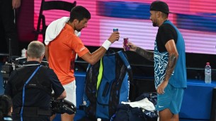 Kyrgios, dagli attacchi a Sinner al campo: vince in doppio con Djokovic a Brisbane