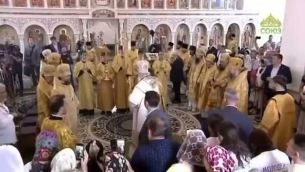La caduta di Kirill, scivola sull'acqua santa - Video