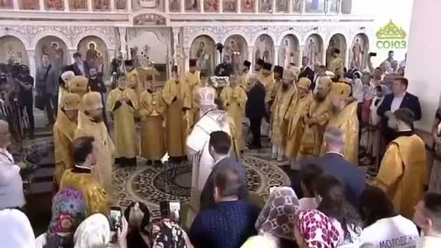 La caduta di Kirill, scivola sull'acqua santa - Video