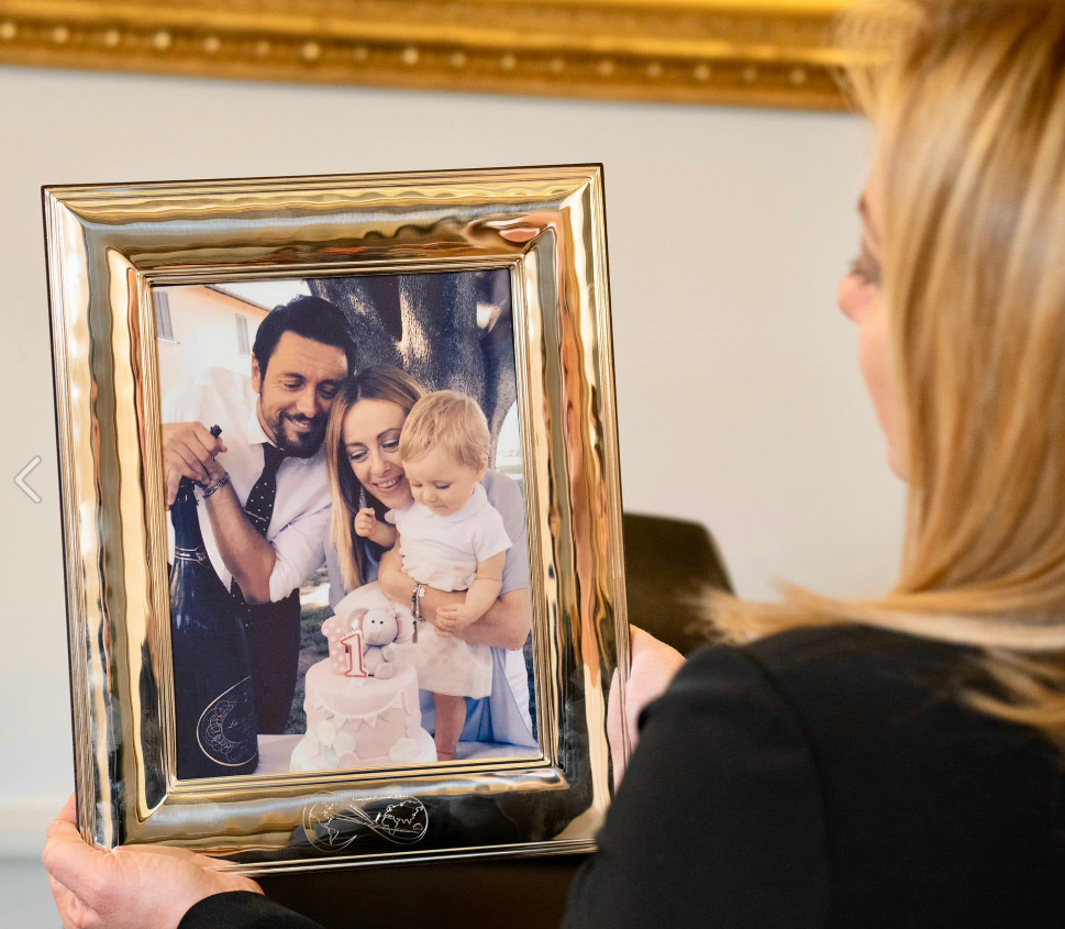 La 'dedica' di Meloni per la festa del papà: "Andrea meraviglioso con Ginevra, siete ricchezza insostituibile"