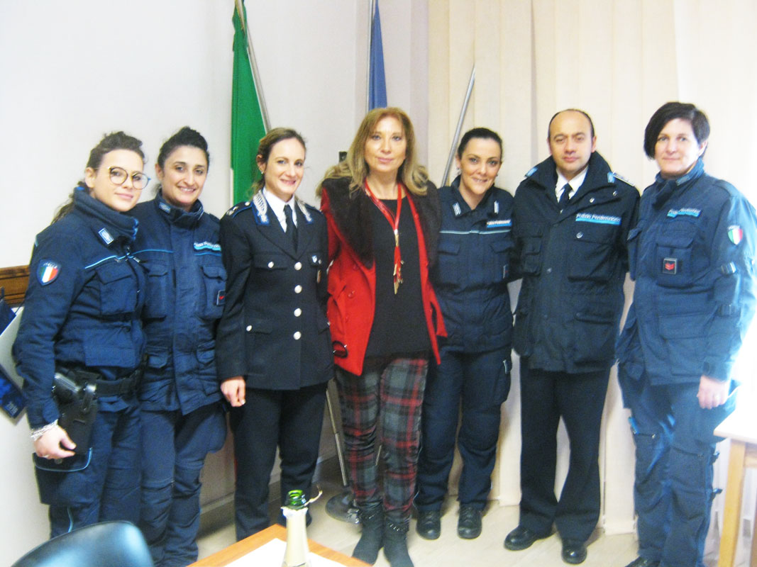la-direttrice-angela-paravati-il-commissario-simona-poli-il-comandante-aldo-scalzo-ed-il-personale-di-polizia