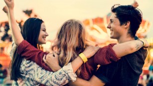 La felicità allunga la vita e si può coltivare, lo dice la scienza: ecco come fare
