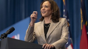 La 'pioniera' Kamala Harris, chi è la vice di Biden che potrebbe diventare presidente