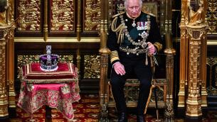 La prima volta di Carlo a Westminster, il principe parla al posto della Regina