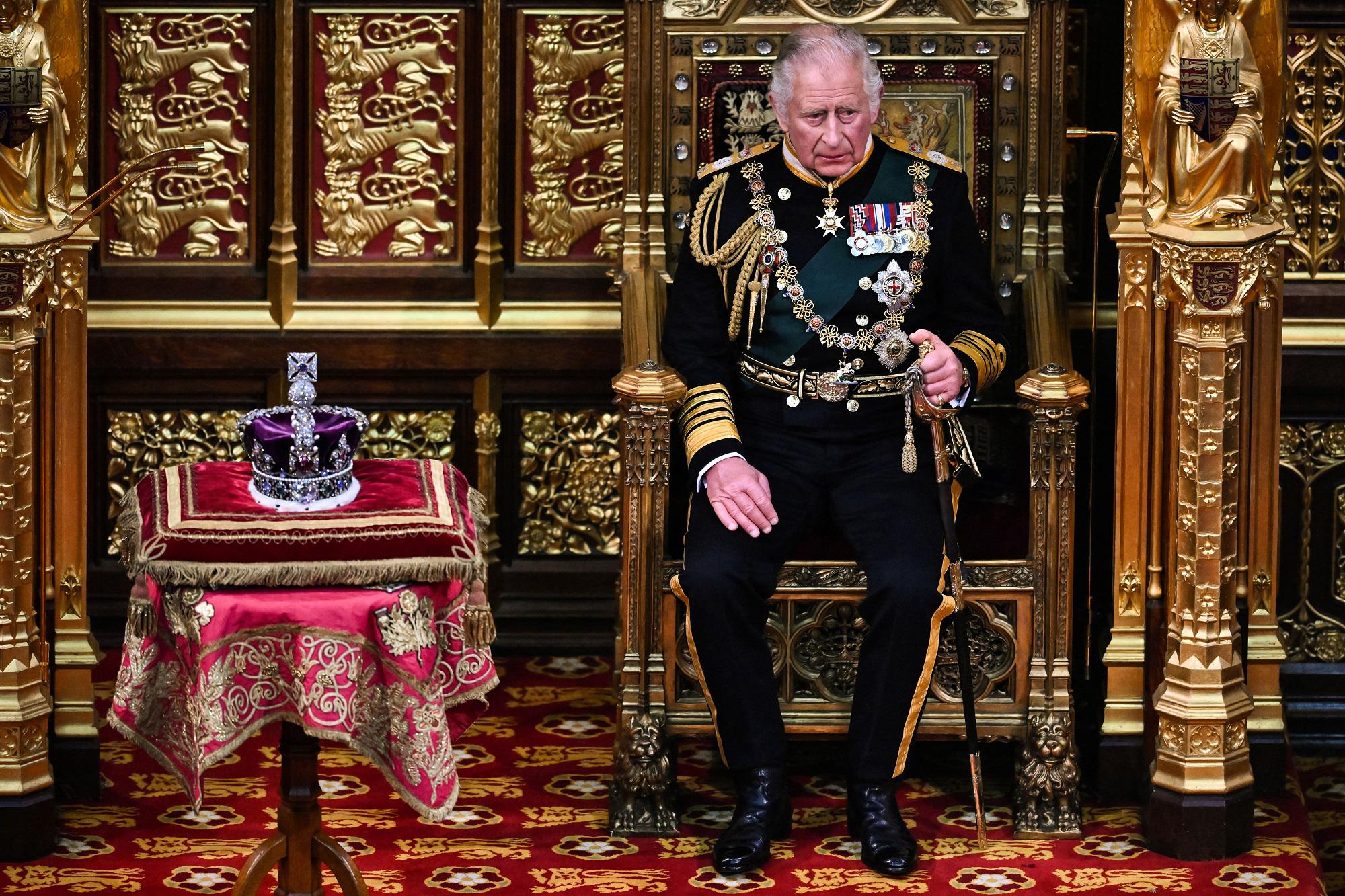 La prima volta di Carlo a Westminster, il principe parla al posto della Regina