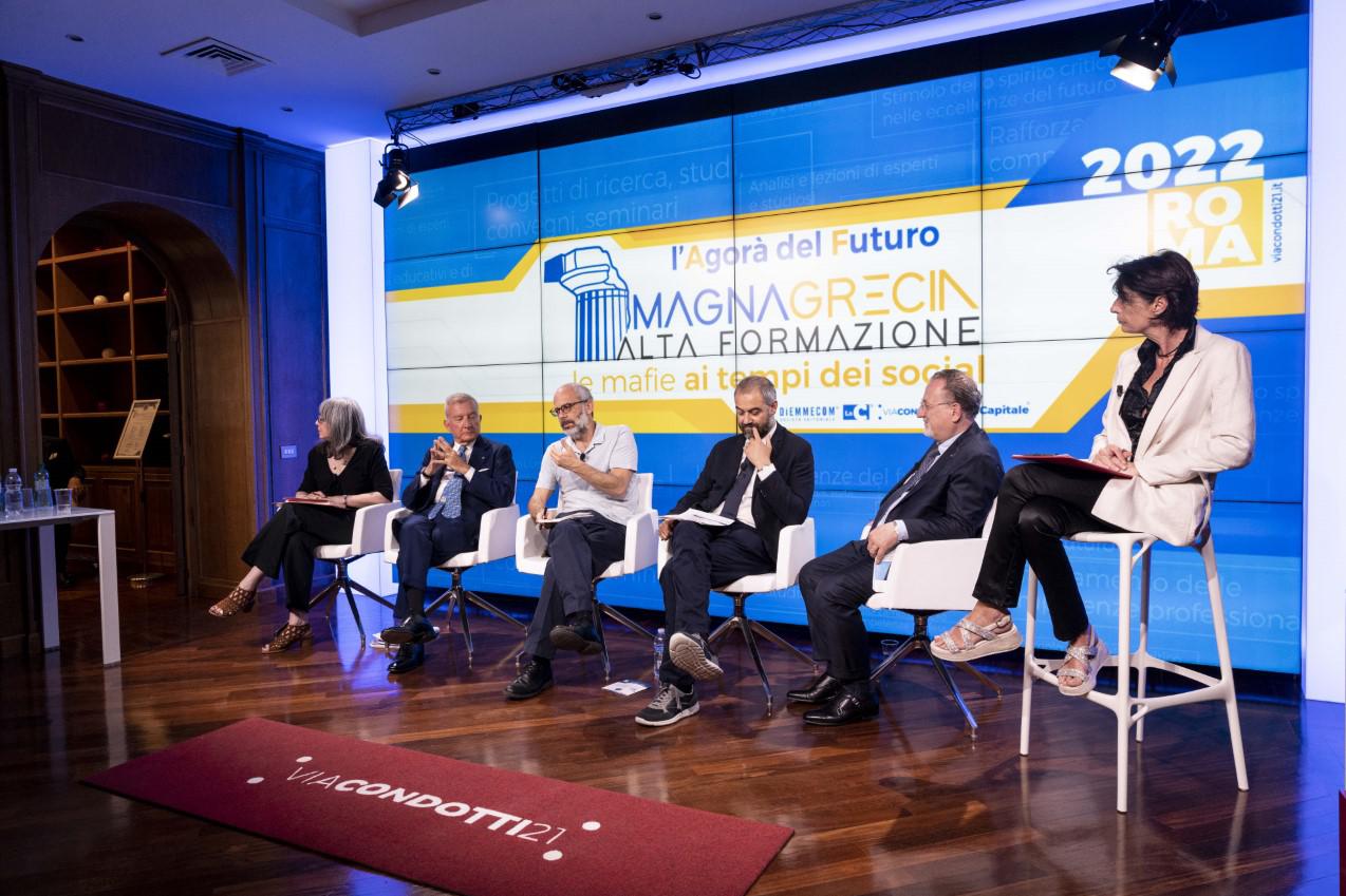 La propaganda criminale corre sui social, i rampolli delle mafie i nuovi influencer