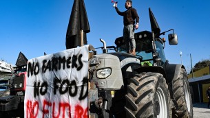 La protesta dei trattori assedia l'Europa, agricoltori bloccano i valichi di frontiera tra Olanda e Belgio