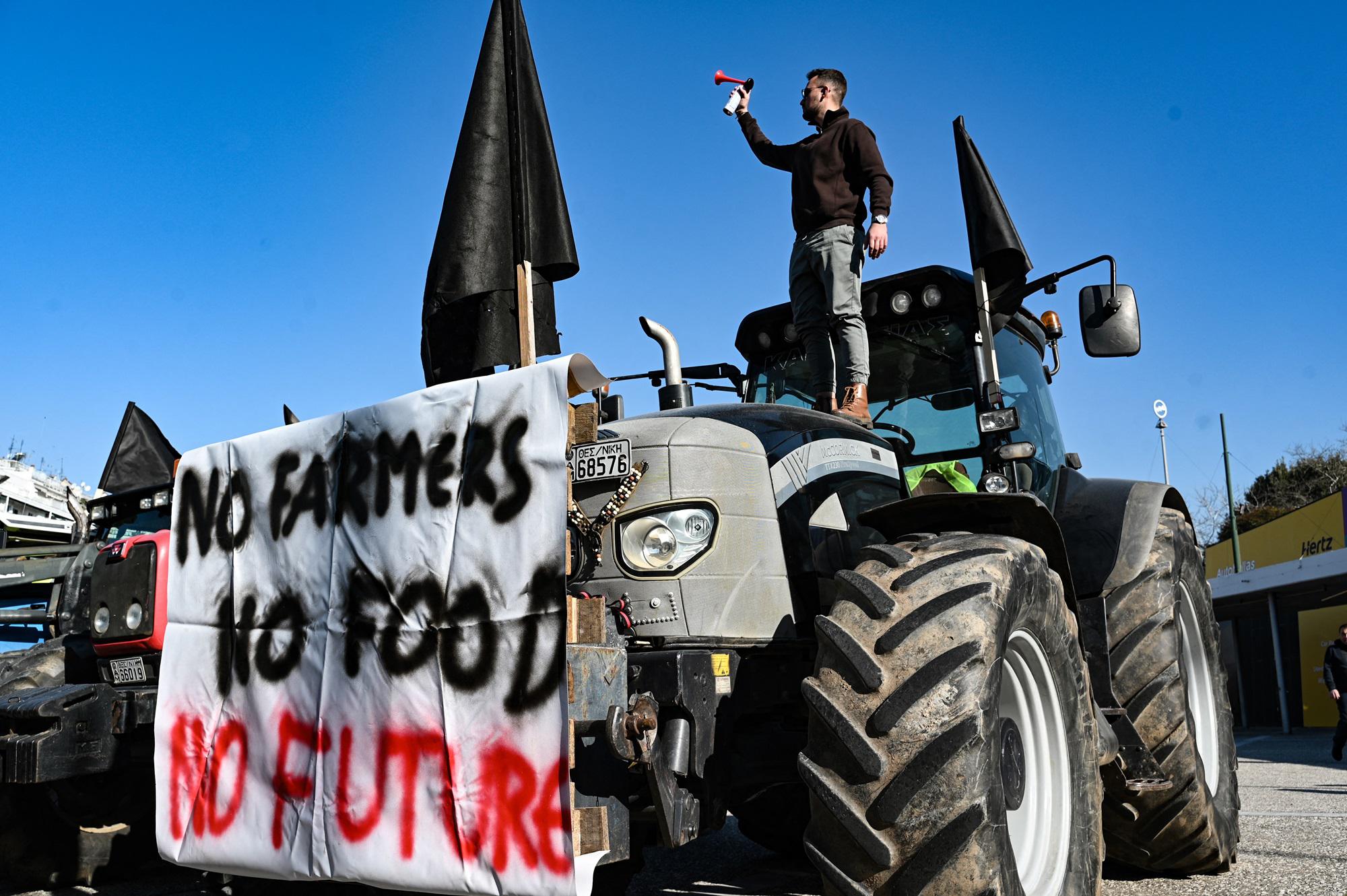 La protesta dei trattori assedia l'Europa, agricoltori bloccano i valichi di frontiera tra Olanda e Belgio
