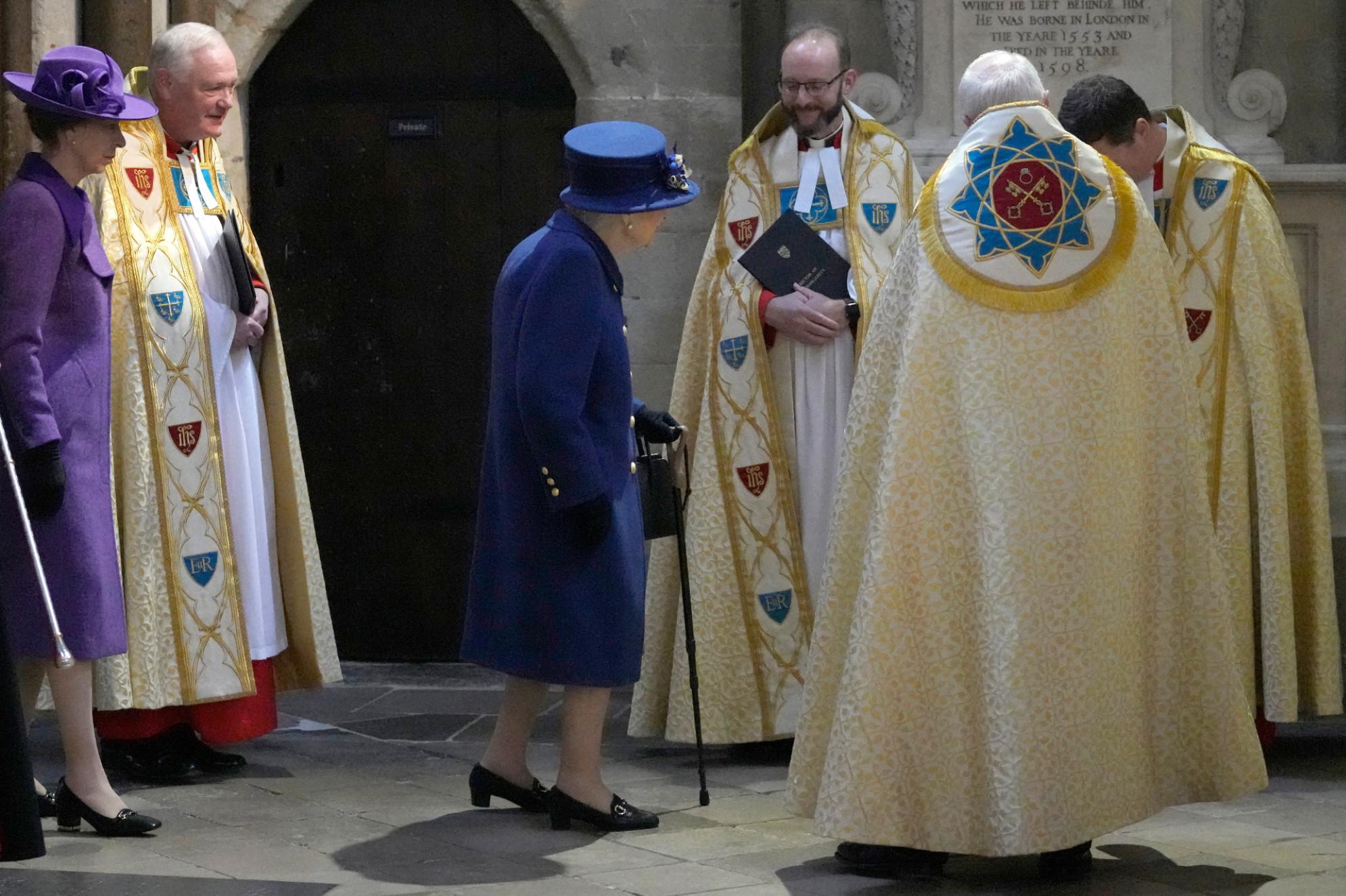 La Regina Elisabetta per la prima volta in pubblico con il bastone