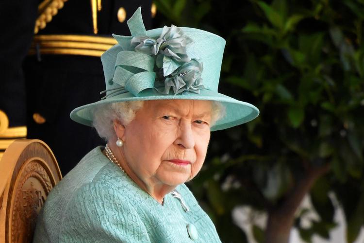 La Regina Elisabetta salta il discorso in Parlamento