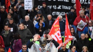 La riforma delle pensioni infiamma la Francia, protesta difende 'un privilegio'