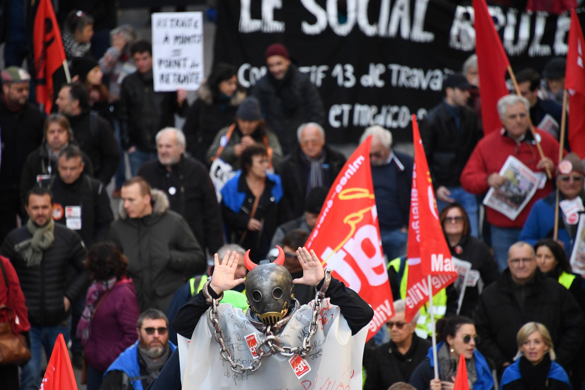 La riforma delle pensioni infiamma la Francia, protesta difende 'un privilegio'