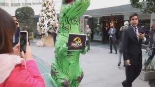 La senatrice travestita da t-rex, Parlamento diventa Jurassic Park - Video