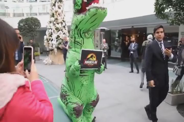 La senatrice travestita da t-rex, Parlamento diventa Jurassic Park - Video