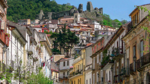 Il quartierte di San Teodoro e il castello normanno-svevo fotografati da via Garibaldi