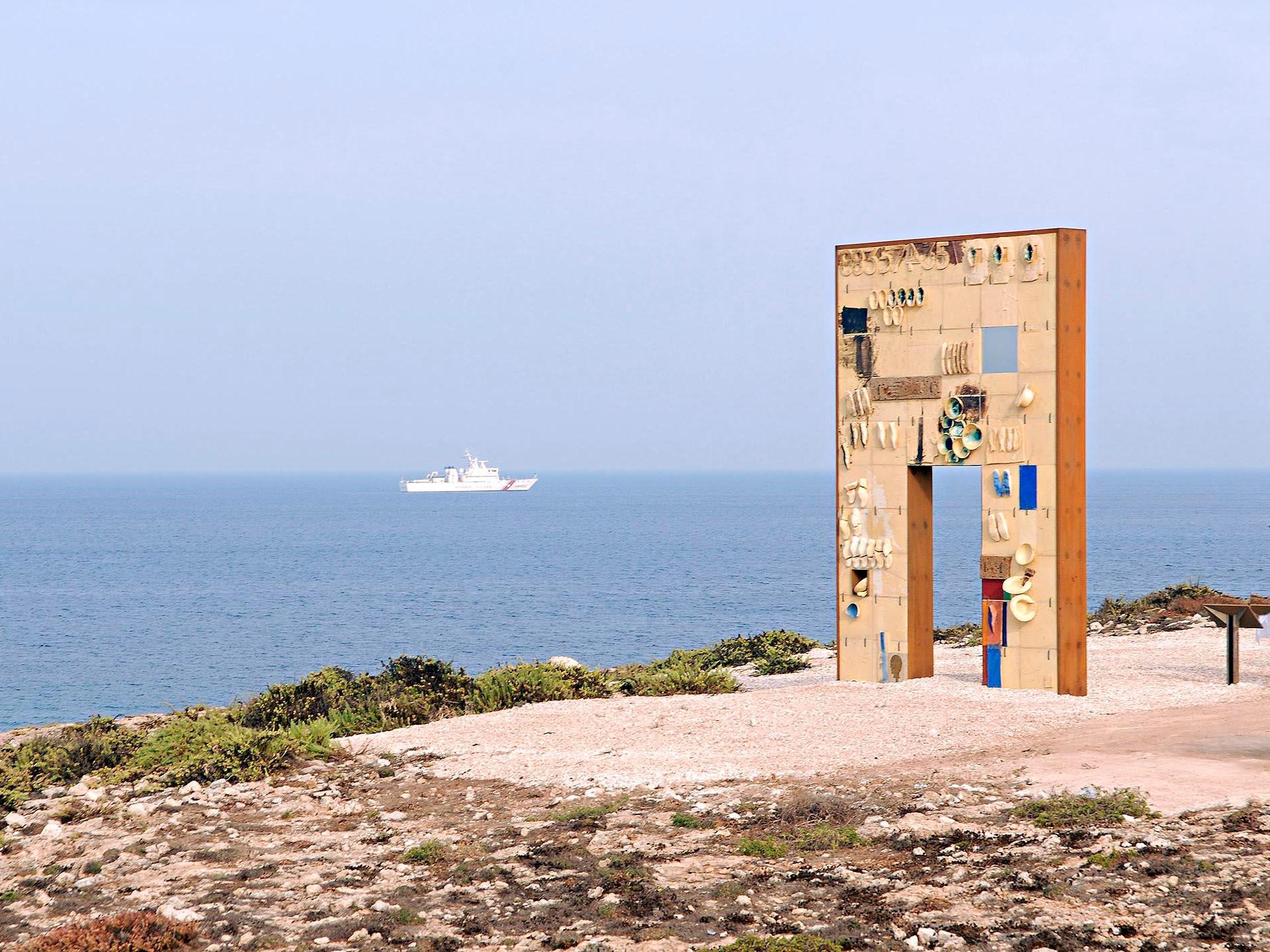Lampedusa, il mare restituisce i corpi di quattro migranti