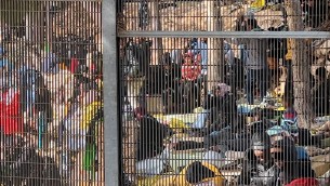 Lampedusa, il pianto della mamma-bambina accanto alla neonata morta