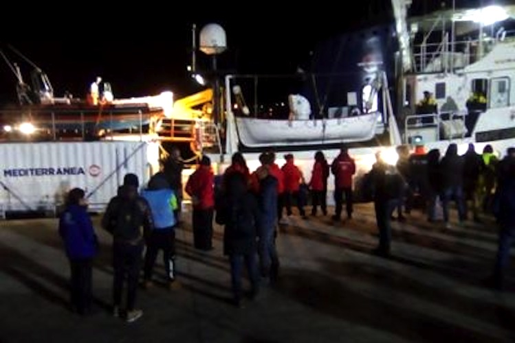 lampedusa_sbarco_nave_jonio_adn4