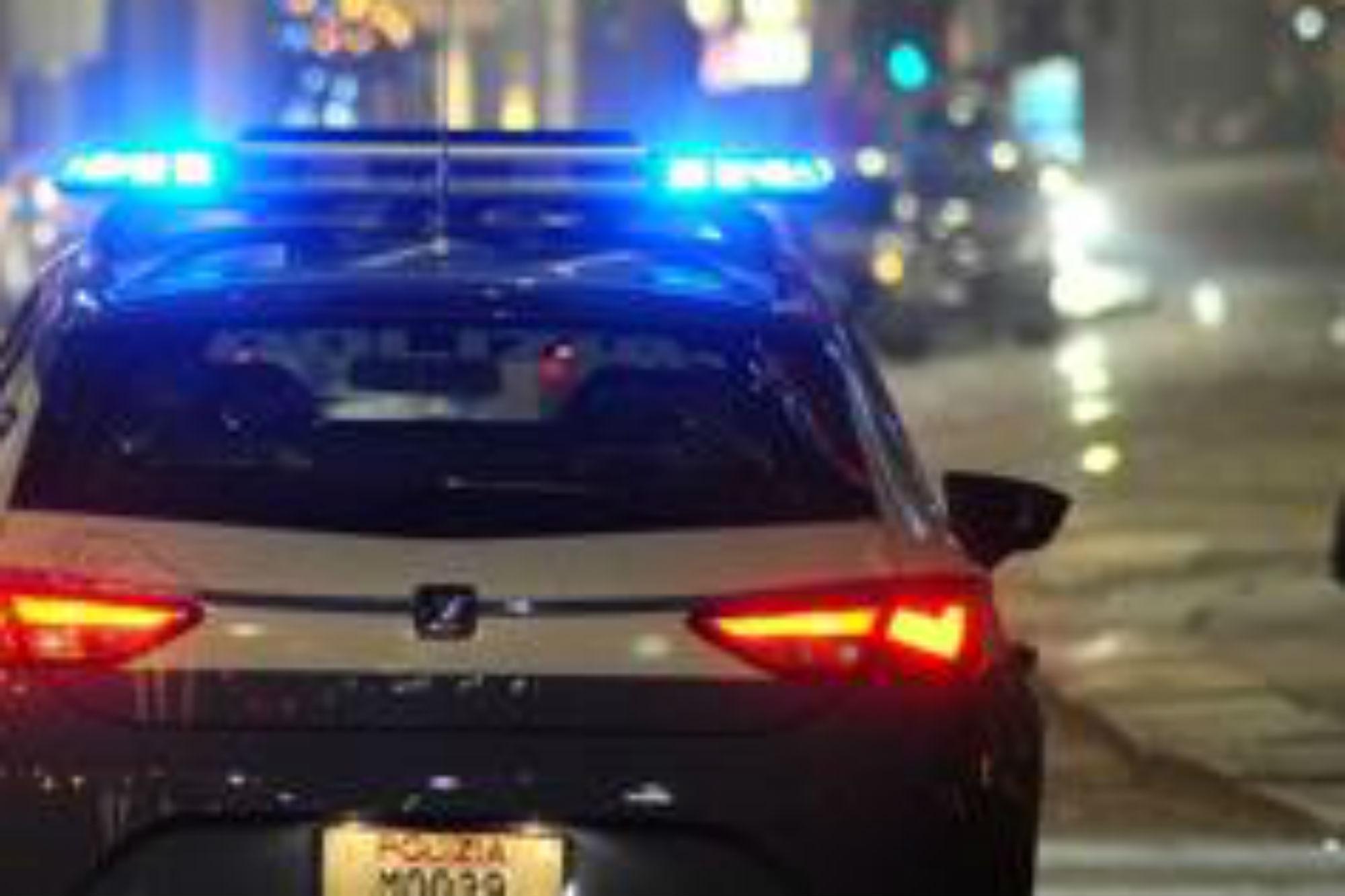 Lancia a terra il figlio di un anno, poliziotto lo prende al volo