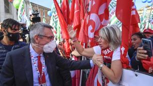 Landini, a San Giovanni in cravatta rossa: "Prima volta a un comizio"