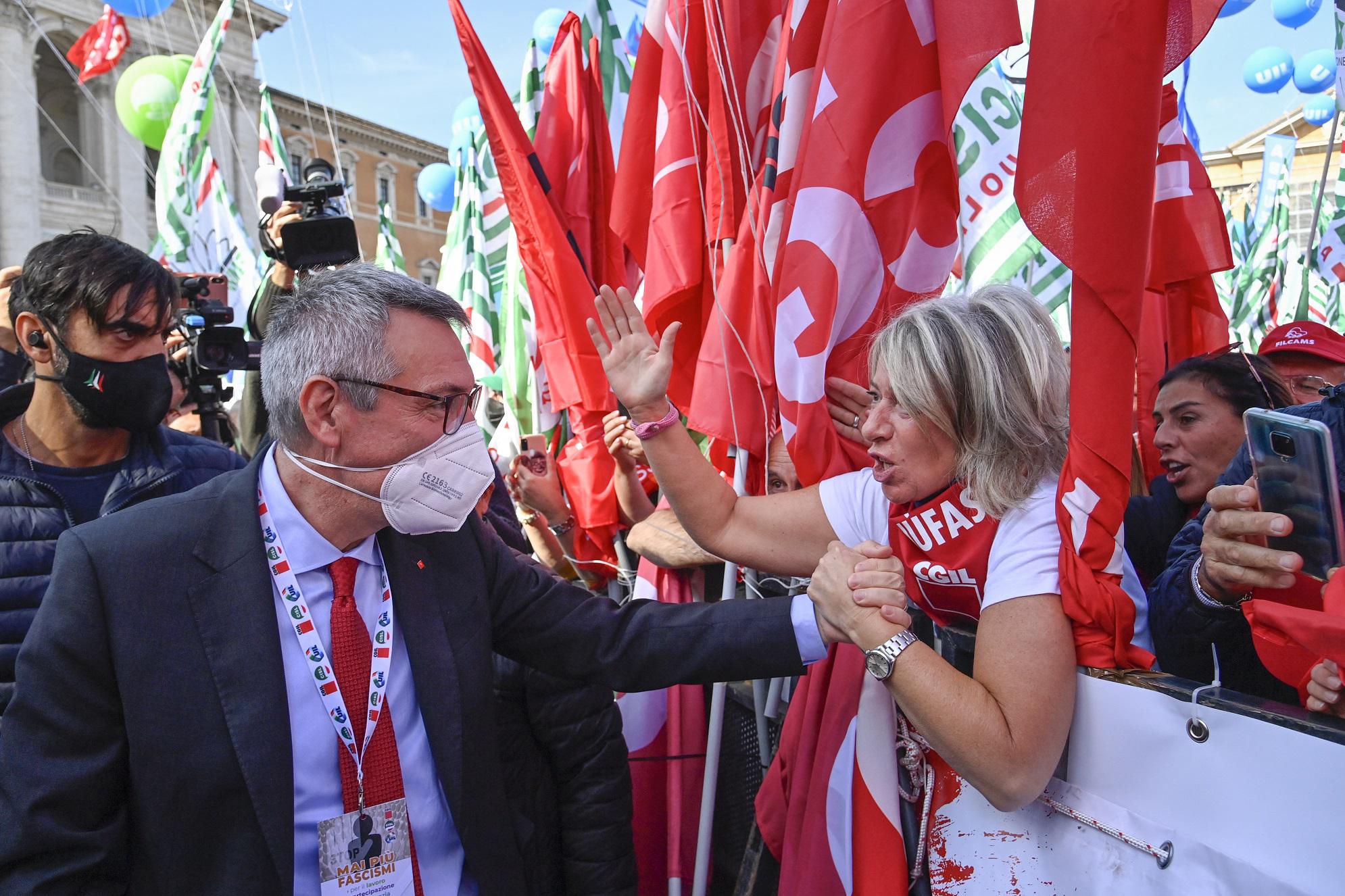 Landini, a San Giovanni in cravatta rossa: "Prima volta a un comizio"