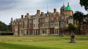 Largo alla famiglia di Camilla, a Natale a Sandringham si starà un po' stretti