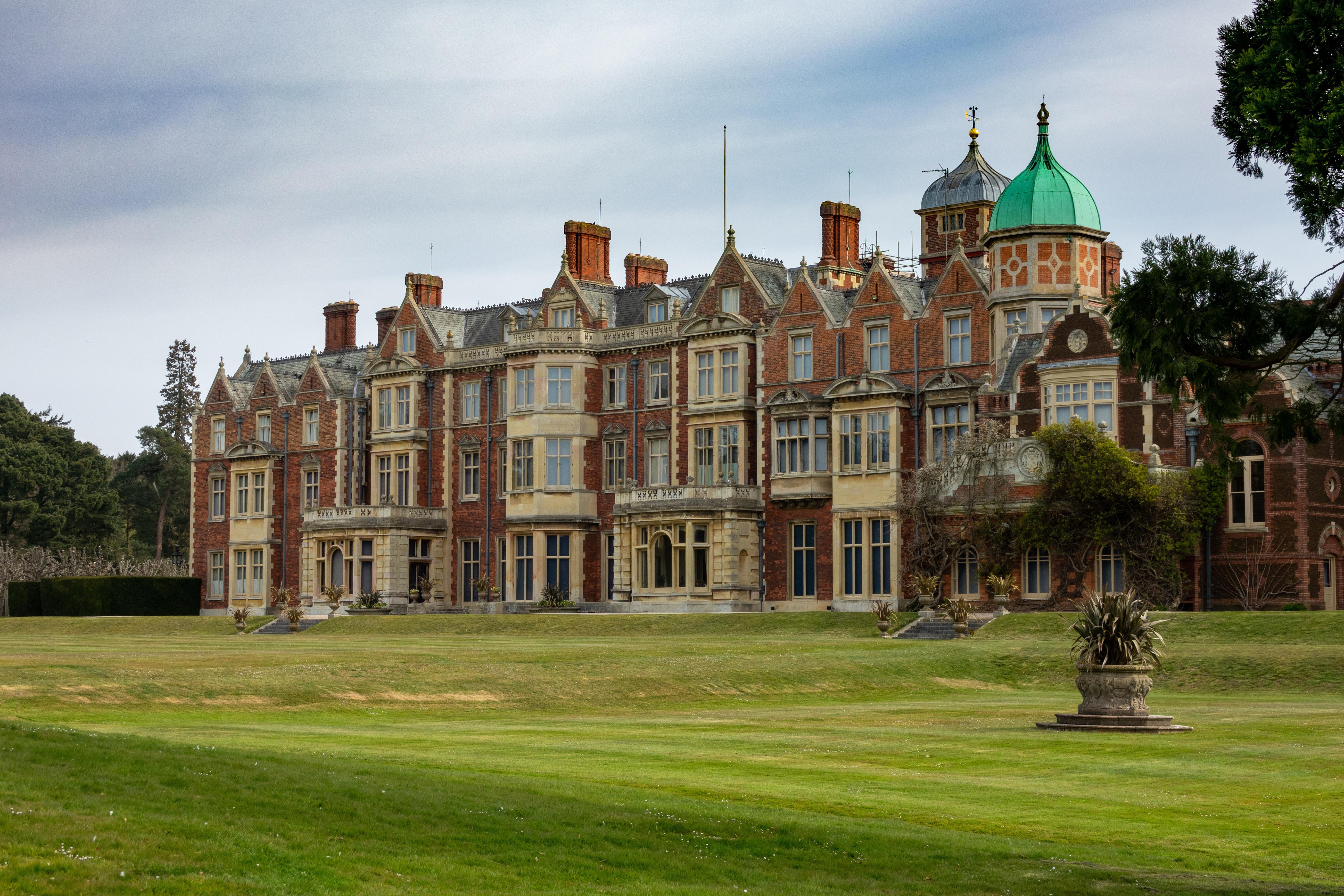 Largo alla famiglia di Camilla, a Natale a Sandringham si starà un po' stretti