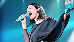 Laura Pausini, no a Sanremo: "Me l'hanno chiesto ma non posso andare"