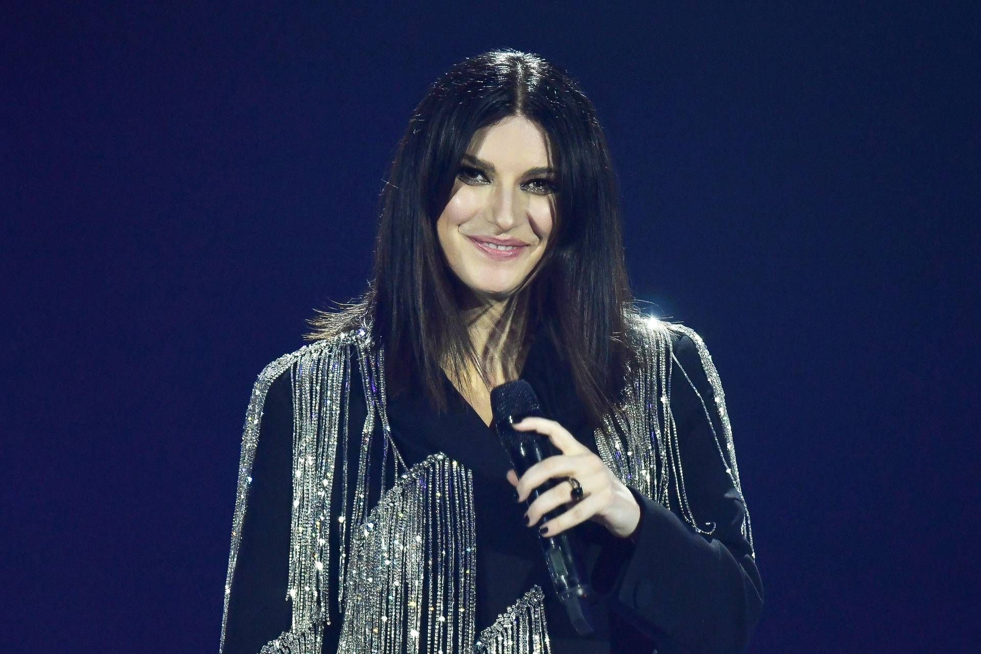 Laura Pausini, oggi il compleanno: "Festeggio con pizza e karaoke"