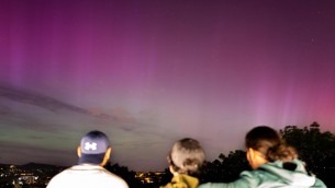 L'aurora boreale colora i cieli di mezzo mondo: dove è stata vista in Italia