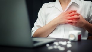 Lavorare tanto e malpagati fa male al cuore quanto l’obesità