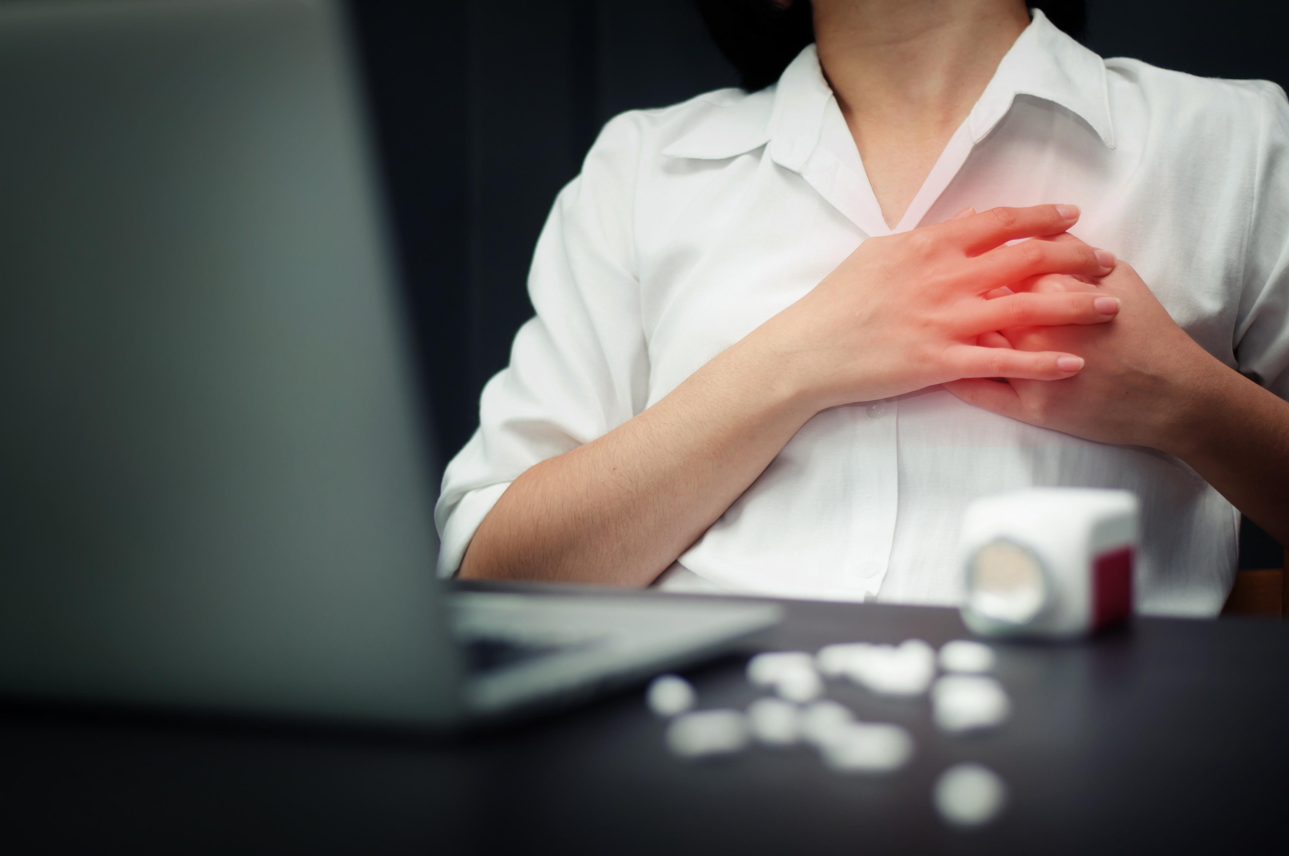 Lavorare tanto e malpagati fa male al cuore quanto l’obesità
