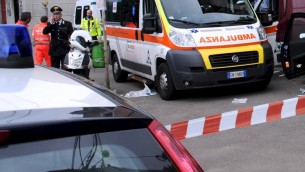 Lavorava in piena notte, muore a 47 anni precipitando col trattorino