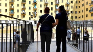 Lavoro domestico, economia invisibile: 1,6 mln di persone occupate, 50% irregolari