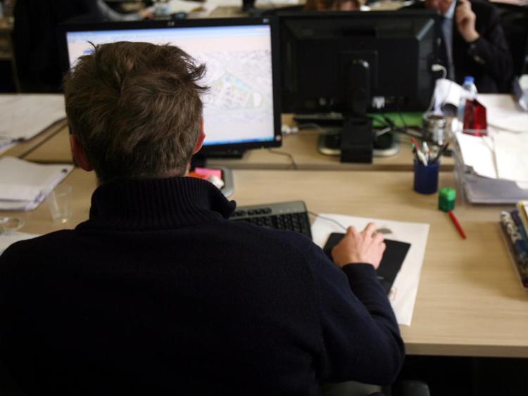 Lavoro e reddito, uomini guadagnano 26% più delle donne: i dati