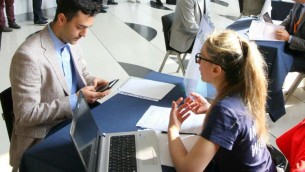 Lavoro, età media sale a 42,7 anni e gap salario giovani-anziani: lo studio
