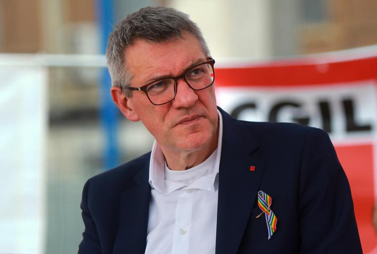 Lavoro, Landini da Napoli: "Non escludiamo sciopero generale"