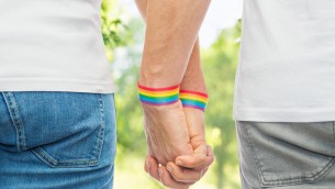 Lavoro, "per 4 persone su 10 uno svantaggio essere gay o bisessuale"