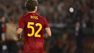 Lazio-Roma, il giallorosso Bove colpito da bottiglia in testa