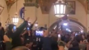 Lazio, tifosi a Monaco nella 'birreria di Hitler': saluti romani e cori fascisti