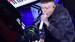Lazza e i tifosi del Napoli, botta e risposta al concerto - Video