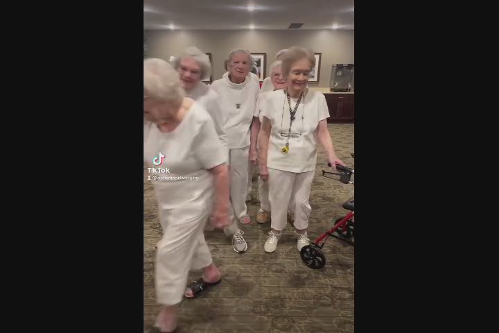 Le nonne replicano lo show di Rihanna, il video vola