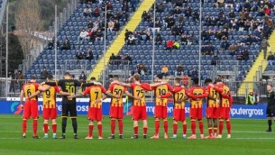 Lecce, morto il fisioterapista del club: rinviata al 27 aprile partita con l'Atalanta