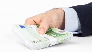Lecce, trova assegno da 49 milioni e lo riconsegna: "I soldi resteranno in città"