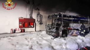 Lecco, autobus prende fuoco: autista salva 25 bambini