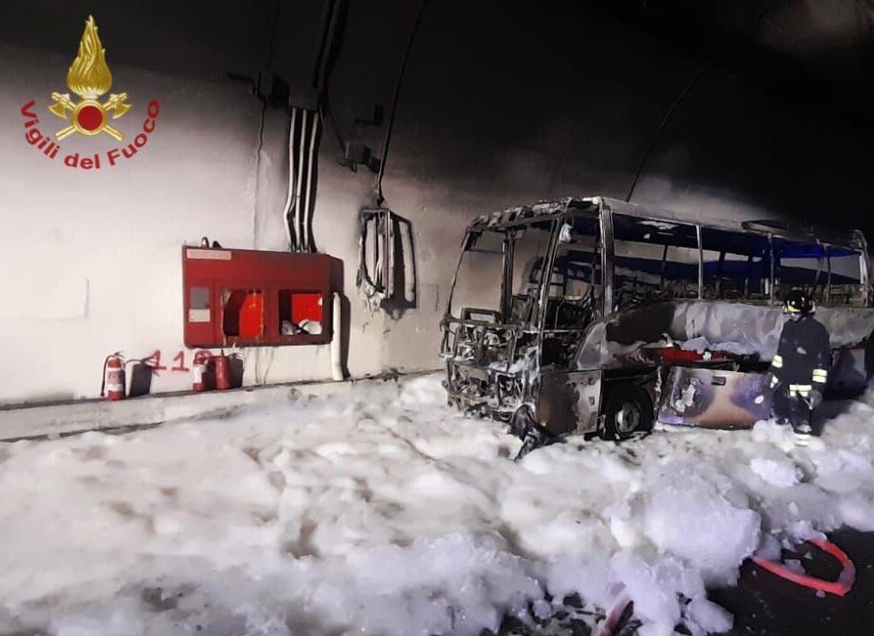 Lecco, autobus prende fuoco: autista salva 25 bambini